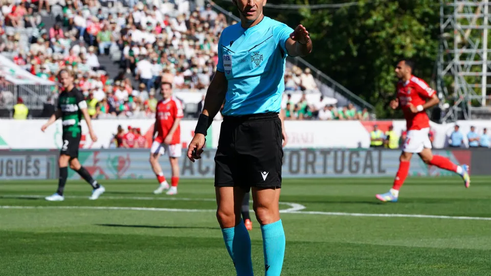 OEIRAS, PORTUGAL - MAY 25: Referee Luis Godinho in action during the Portuguese Cup 2024/2025 - Final match between SL Benfica and Sporting  at Estadio Nacional on May 25, 2025 in Oeiras, Portugal.  (Photo by Gualter Fatia/Getty Images)