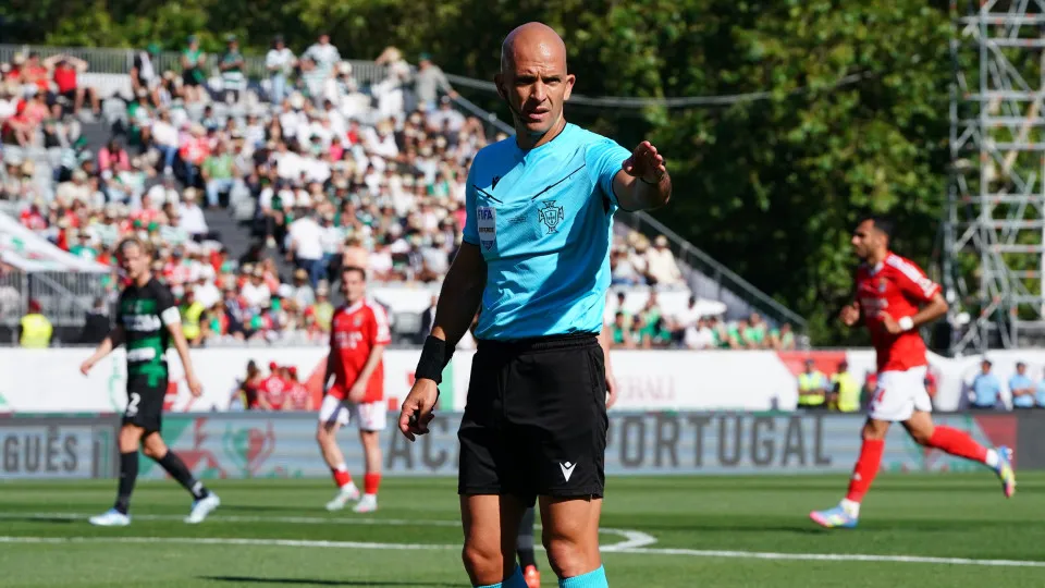 OEIRAS, PORTUGAL - MAY 25: Referee Luis Godinho in action during the Portuguese Cup 2024/2025 - Final match between SL Benfica and Sporting CP at Estadio Nacional on May 25, 2025 in Oeiras, Portugal.  (Photo by Gualter Fatia/Getty Images)