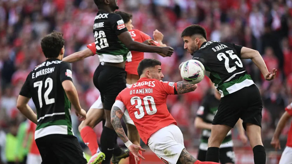 Benfica's Argentine defender #30 Nicolas Otamendi (C) and Sporting Lisbon's Portuguese defender #25 Goncalo Inacio go for a header during the Portuguese League football match between SL Benfica and Sporting CP at Estadio da Luz in Lisbon, on May 10, 2025.