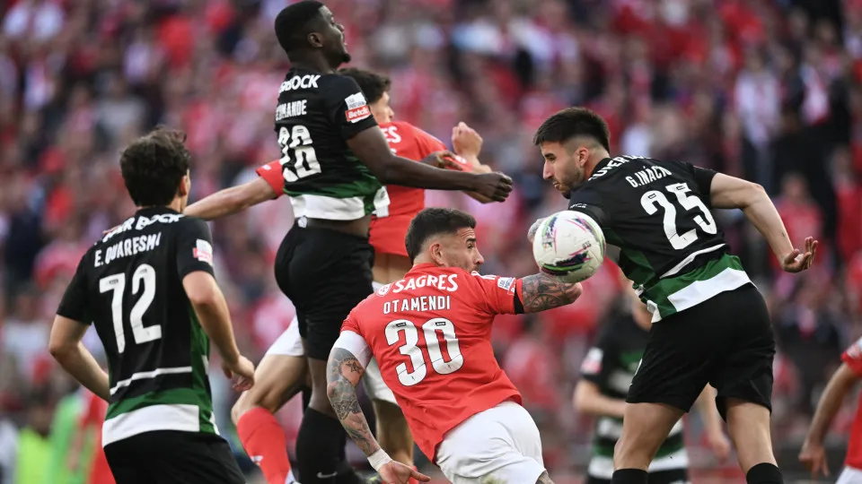 Benfica's Argentine defender #30 Nicolas Otamendi (C) and Sporting Lisbon's Portuguese defender #25 Goncalo Inacio go for a header during the Portuguese League football match between SL Benfica and Sporting  at Estadio da Luz in Lisbon, on May 10, 2025.