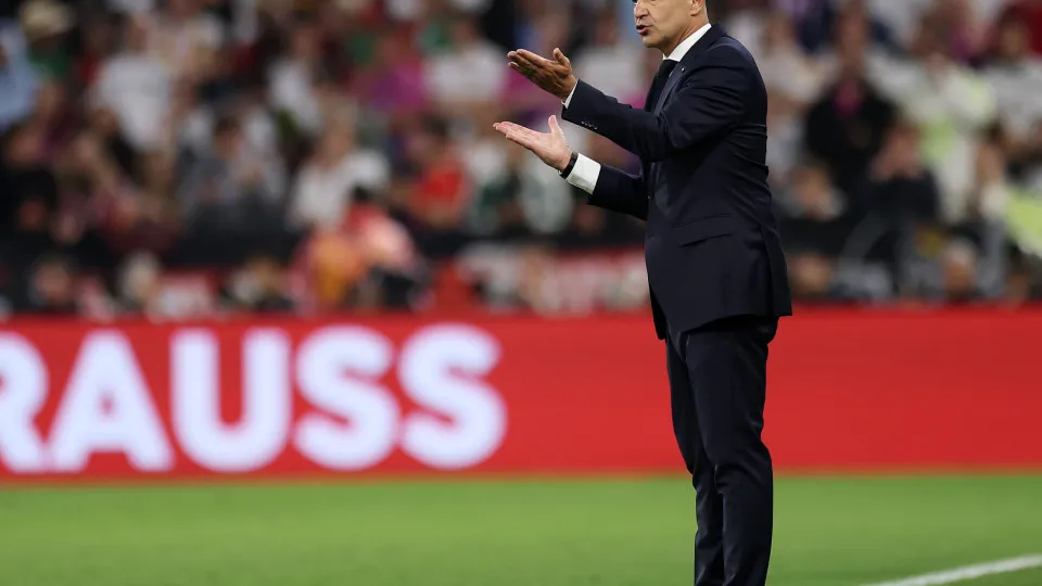 MUNICH, GERMANY - JUNE 04: Roberto Martinez, Manager of Portugal, gestures as he gives the team instructions during the UEFA Nations League 2025 semifinal match between Germany and Portugal at Munich Football Arena on June 04, 2025 in Munich, Germany. (Ph