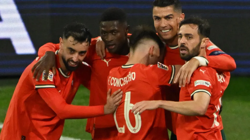 04 June 2025, Bavaria, Munich: Soccer: Nations League A, Germany - Portugal, play-off round, semi-final, Football Arena Munich, Cristiano Ronaldo of Portugal (2r) celebrates his goal to make it 1-2 with Bernardo Silva of Portugal (r-l), Bernardo Silva of 