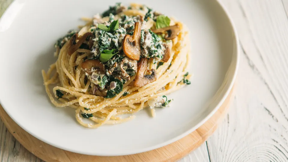 Esparguete, cogumelos, espinafres, ricotta