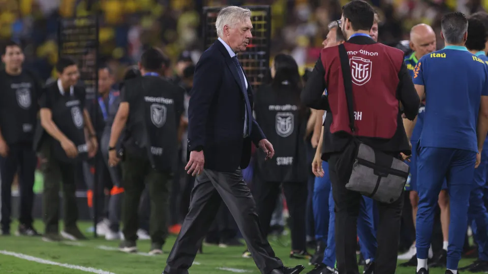 GUAYAQUIL, ECUADOR - JUNE 05: Carlo Ancelotti, Head Coach of Brazil leaves the pitch after the FIFA World Cup 2026 Qualifier match between Ecuador and Brazil at Estadio Monumental Isidro Romero Carbo on June 05, 2025 in Guayaquil, Ecuador. (Photo by Frank