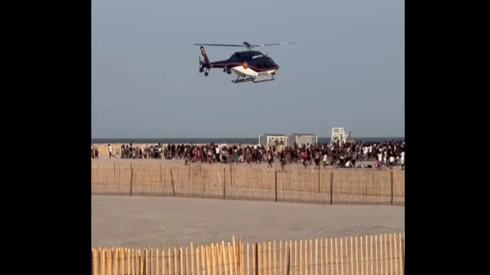 Helicóptero da polícia sobrevoa praia para dispersar desacatos