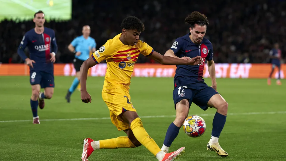 PARIS, FRANCE - APRIL 10: Vitinha of Paris Saint-Germain competes for the ball with Lamine Yamal of FC Barcelona during the UEFA Champions League quarter-final first leg match between Paris Saint-Germain and FC Barcelona at Parc des Princes on April 10, 2
