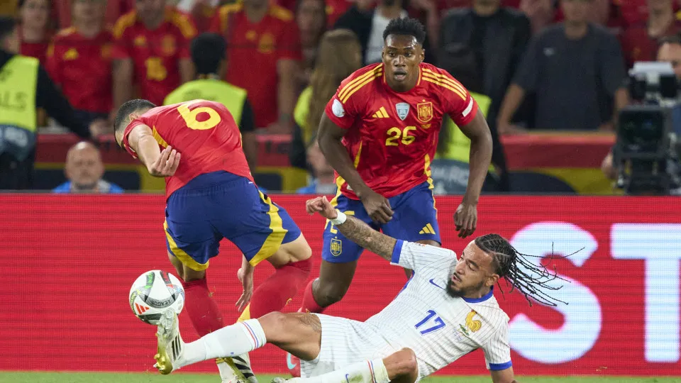 STUTTGART, GERMANY - JUNE 5: Malo Gusto #17 of France battles against Samu #26 of Spain  Mikel Merino #6 of Spain    during the UEFA Nations League 2025 semifinal match between Spain and France at Stuttgart Arena on June 5, 2025 in Stuttgart, Germany. (Ph