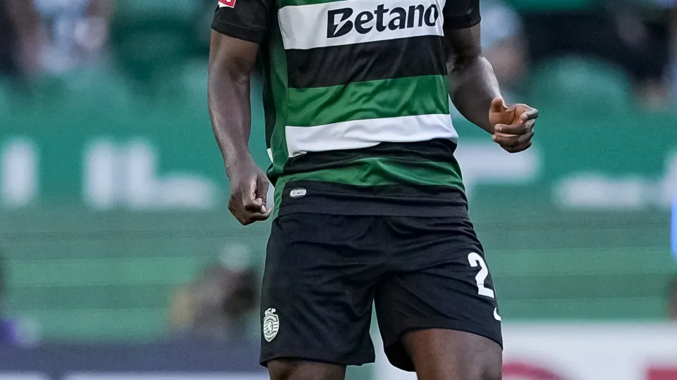 LISBON, PORTUGAL - MAY 17: Ousmane Diomande of Sporting looks to pass the ball during the Liga Portugal Betclic match between Sporting Clube de Portugal and Vitoria SC at Estádio José Alvalade on May 17, 2025 in Lisbon, Portugal. (Photo by Pedro Loureiro/
