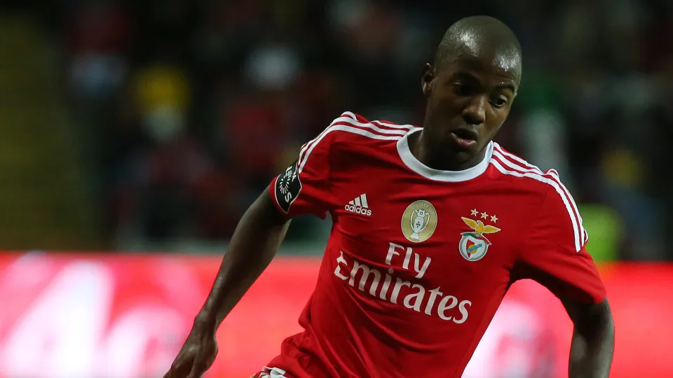 AVEIRO, PORTUGAL - AUGUST 23: SL Benfica's midfielder Victor Andrade in action during the Primeira Liga match between FC Arouca and SL Benfica at Estadio Municipal on August 15, 2015 in Aveiro, Portugal.  (Photo by Gualter Fatia/Getty Images)