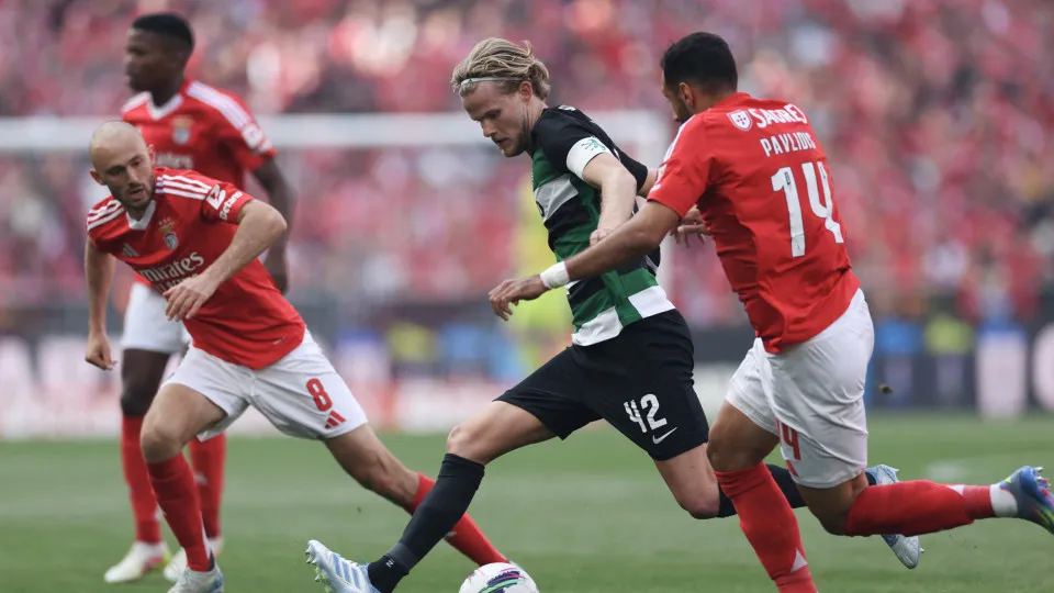 Sporting Lisbon's Danish midfielder #42 Morten Hjulmand (C) is challenged by Benfica's Greek forward #14 Vangelis Pavlidis (R) and Benfica's Norwegian midfielder #08 Fredrik Aursnes during the Portuguese League football match between SL Benfica and Sporti