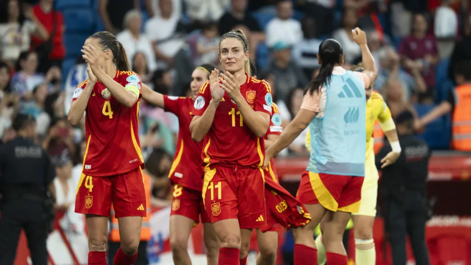 Alexia Putellas applauds the fans after the victory during the UEFA Women's Nations League 2024/25 Group A3 match between Spain and England at RCDE Stadium in Barcelona, Spain, on June 3, 2025. (Photo by Ruben De La Rosa/NurPhoto via Getty Images)