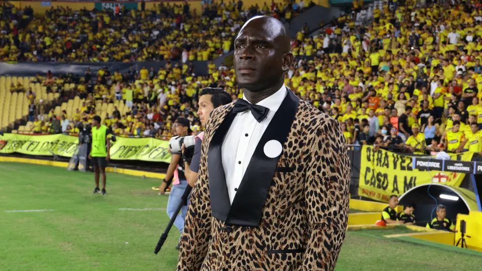 GUAYAQUIL, ECUADOR - MAY 8: Head coach Segundo Castillo of Barcelona SC looks on during a Copa CONMEBOL Libertadores 2025 match between Barcelona SC and River Plate at Estadio Monumental Isidro Romero Carbo on May 8, 2025 in Guayaquil, Ecuador. (Photo by 