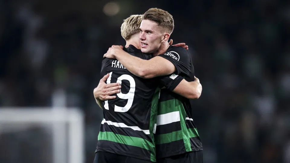 Sporting Lisbon's Swedish forward Viktor Gyokeres #9 celebrates victory with Sporting Lisbon's Danish forward Conrad Harder #19 at the end of the UEFA Champions League 1st round day 1 football match between Sporting  and LOSC Lille, at Alvalade stadium 