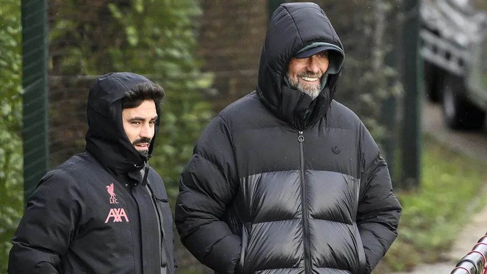 KIRKBY, ENGLAND - JANUARY 08: (THE SUN OUT, THE SUN ON SUNDAY OUT) Vitor Matos and manager Jurgen Klopp of Liverpool watch the action during the PL2 game at AXA Training Centre on January 8, 2023 in Kirkby, England. (Photo by Nick Taylor/Liverpool FC/Live