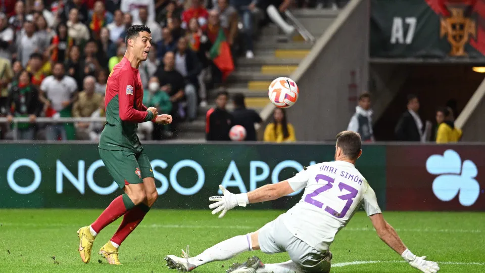 BRAGA, PORTUGAL - SEPTEMBER 27: Cristiano Ronaldo of Portugal attempts a shot whilst under pressure from Unai Simon of Spain during the UEFA Nations League League A Group 2 match between Portugal and Spain at Estadio Municipal de Braga on September 27, 20