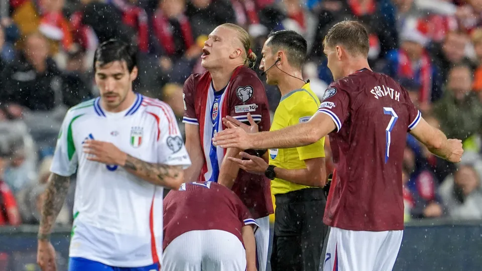 Norway's forward #09 Erling Braut Haaland (C) and Norway's forward #07 Alexander Sorloth (R) argue with Spanish referee Jose Maria Sanchez reacts during the 2026 FIFA World Cup Qualifying Group I football match between Norway and Italy at the Ullevaal Sta