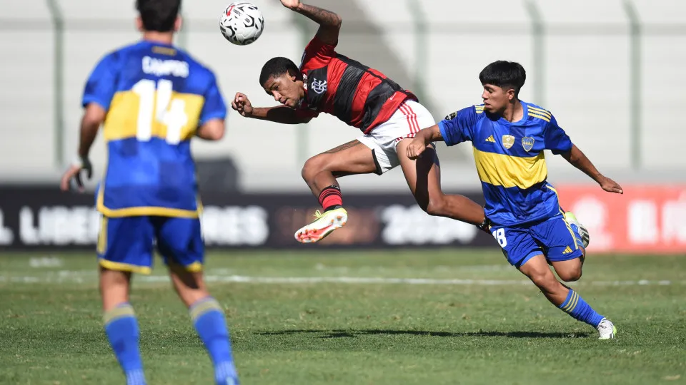 Flamengo's midfielder Rayan Lucas (L) and Boca Juniors' forward Juan Payal fight for the ball during the Copa Libertadores U-20 final football match between Brazil's Flamengo and Argentina's Boca Juniors in Maldonado, Uruguay, on March 17, 2024. (Photo by