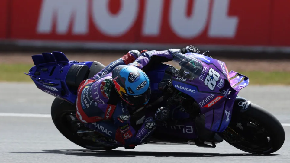 Prima Pramac Yamaha MotoGP team's Portuguese MotoGP rider Miguel Oliveira takes part in the MotoGP British Grand Prix at Silverstone circuit in Northamptonshire, central England, on May 25, 2025. (Photo by Adrian Dennis / AFP) (Photo by ADRIAN DENNIS/AFP 