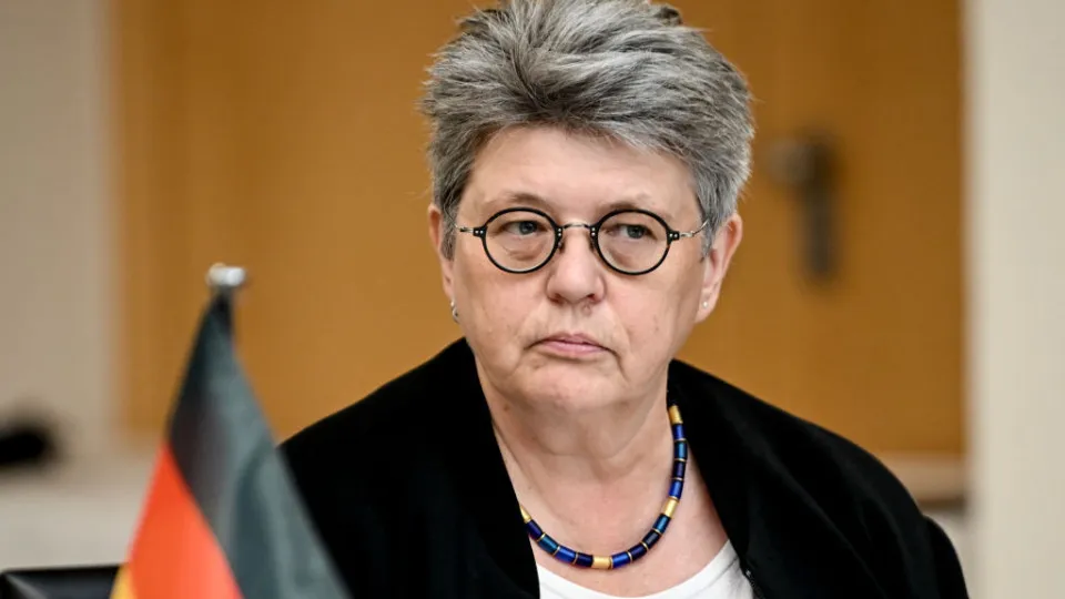 diretora-geral do Departamento Federal de Equipamento, Tecnologia de Informação e Suporte da Bundeswehr, Annette Lehnigk-Emden