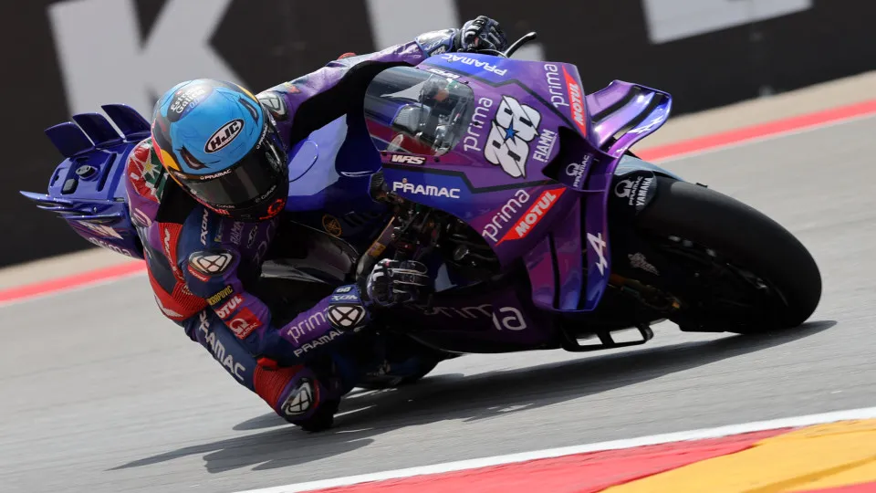 Prima Pramac Yamaha MotoGP's Portuguese rider Miguel Oliveira takes a curve during the second free practice on June 6, 2025, ahead of the MotoGP Aragon Grand Prix at the Motorland circuit in Alcaniz, northeastern Spain. (Photo by LLUIS GENE / AFP) (Photo 