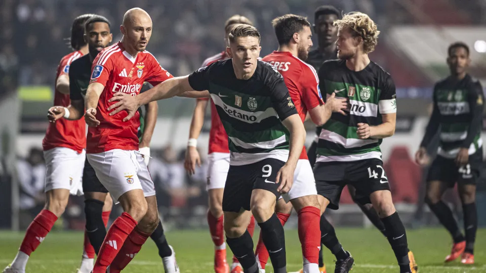 LEIRIA, PORTUGAL - JANUARY 11: Viktor Gyokeres of Sporting (C) fights for position with Fredrik Aursnes of Benfica (L) during the League Cup - Final match between Sporting and Benfica at Estadio Dr Magalhaes Pessoa on January 11, 2025 in Leiria, Portugal.