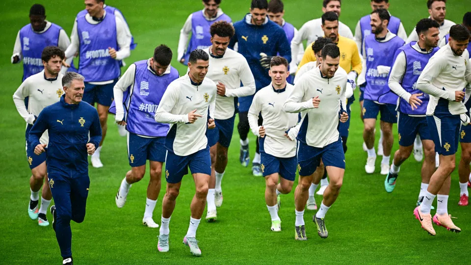 Portugal's  players including forward #07 Cristiano Ronaldo (C) warm up during a training session of the Portuguese national football team on June 7, 2025 in Munich, southern Germany, on the eve of the UEFA Nations League final football match between Port
