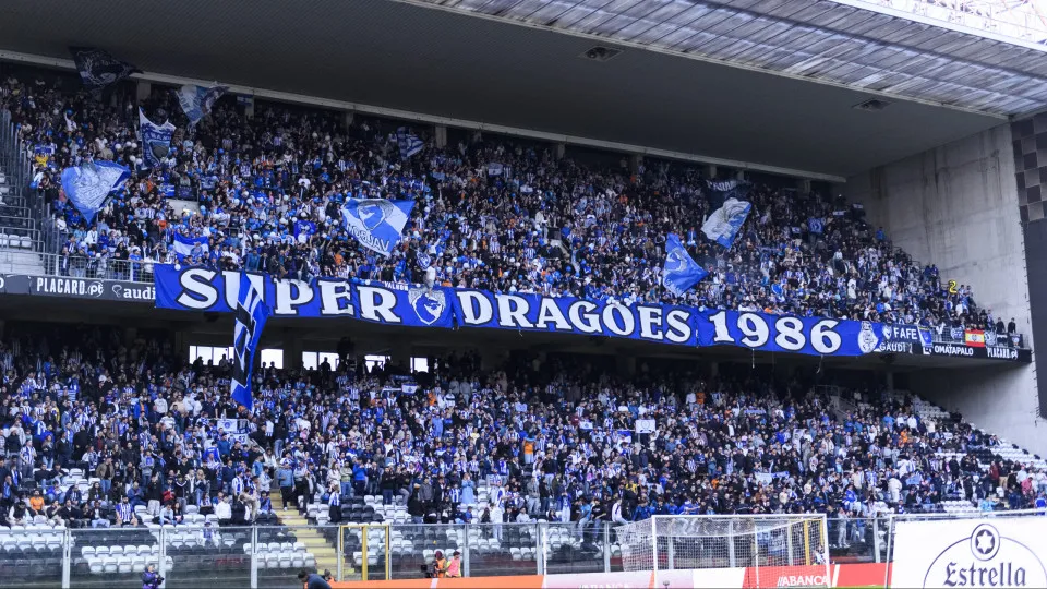 PORTO, PORTUGAL - MAY 11: Porto supporters having fun prior to the Liga Portugal Betclic match between Boavista FC and FC Porto at Estádio do Bessa Sec. XXI on May 11, 2025 in Porto, Portugal. (Photo by Miguel Lemos/Eurasia Sport Images/Getty Images)