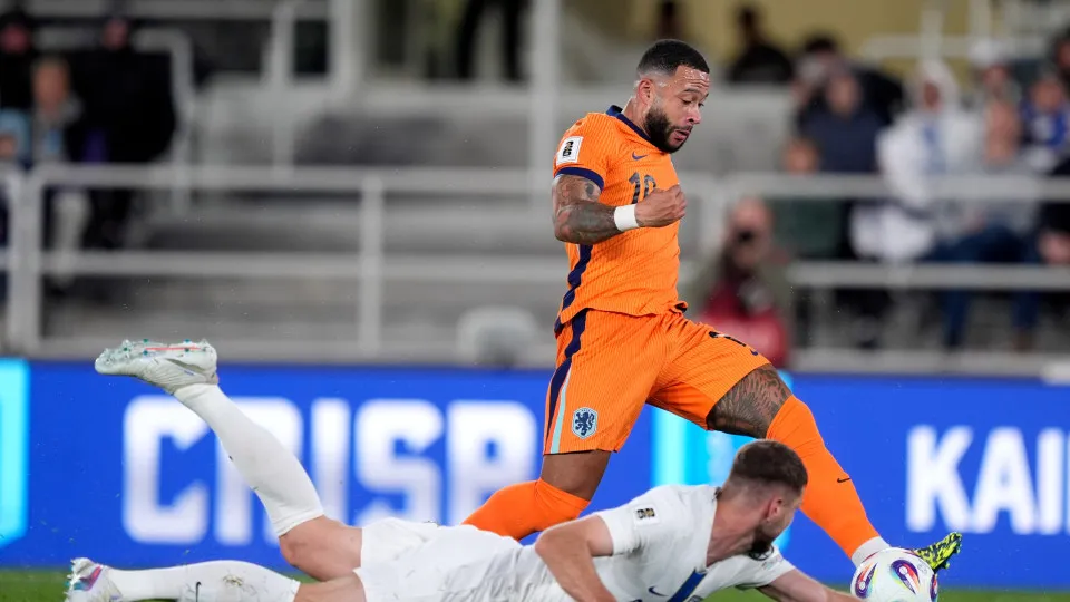 HELSINKI, FINLAND - JUNE 7: (L-R) Arttu Hoskonen of Finland, Memphis Depay of Holland  during the  World Cup Qualifier  match between Finland  v Holland at the Olympiastadium on June 7, 2025 in Helsinki Finland (Photo by Roy Lazet/Soccrates/Getty Images)