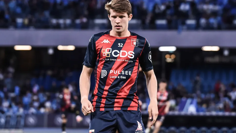 NAPLES, ITALY - MAY 11: Morten Frendrup of Genoa CFC pre-game warm up during the Serie A match between Napoli and Genoa at Stadio Diego Armando Maradona on May 11, 2025 in Naples, Italy. (Photo by Ivan Romano/Getty Images)