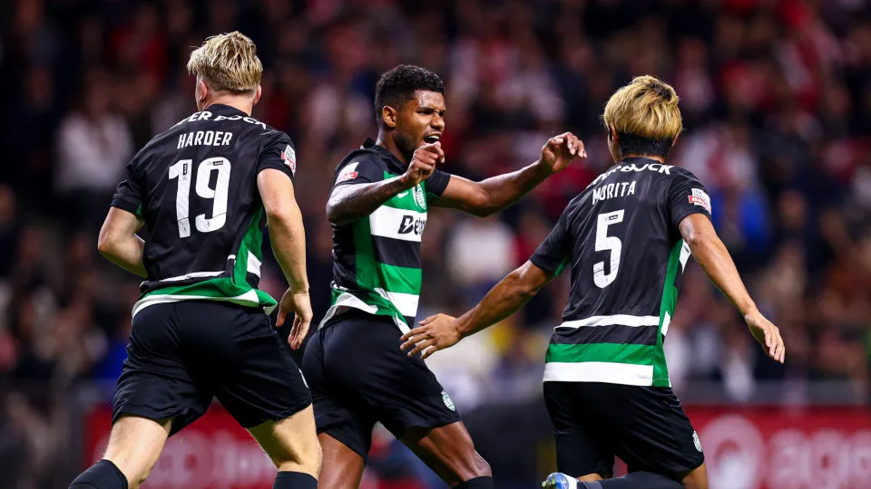 BRAGA, PORTUGAL - NOVEMBER 10: Hidemasa Morita of Sporting Clube de Portugal celebrates with :scp2: after scoring his team's first goal during the Liga Portugal Betclic match between Sporting Clube de Braga and Sporting Clube de Portugal at Estadio Munici