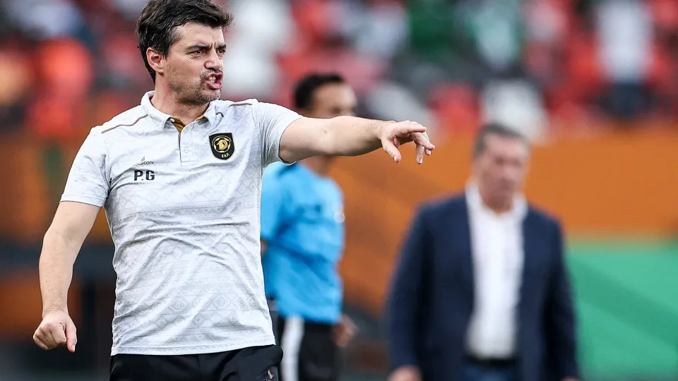 CORRECTION / Angola's Portugese coach Pedro Goncalves shouts instructions to his players from the touchline during the Africa Cup of Nations (CAN) 2024 quarter-final football match between Nigeria and Angola at the Felix Houphouet-Boigny Stadium in Abidja