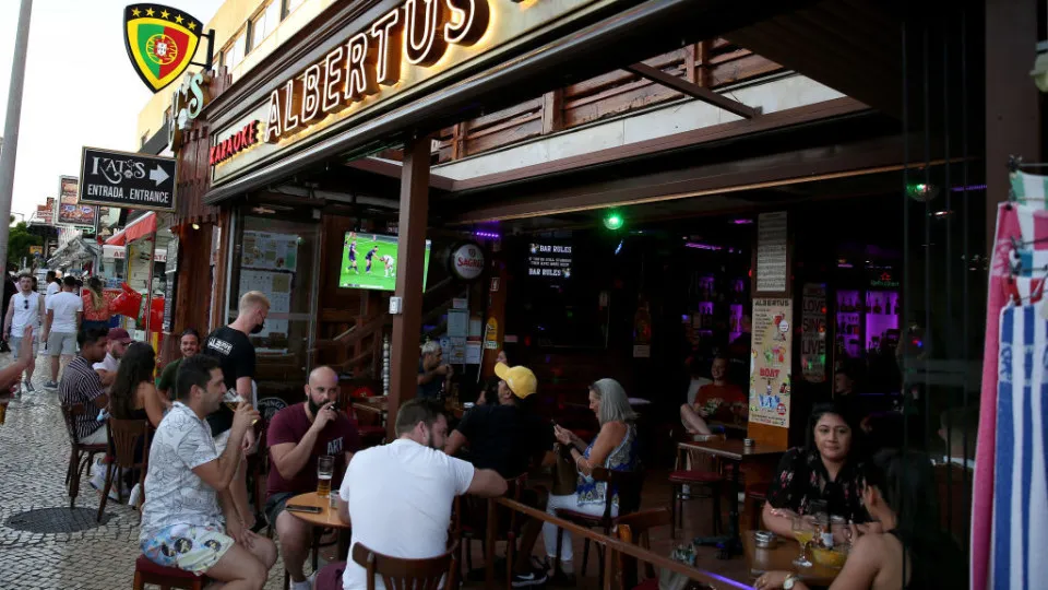 Bares em Albufeira, turistas no Algarve