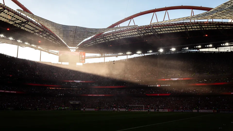 LISBOA, PORTUGAL - 2025/05/10: General view of the Estadio da Luz with smoke during the Liga Portugal Betclic match between Sport Lisboa Benfica and Sporting Clube de Portugal. (Final score: SL Benfica 1 - 1 Sporting CP). (Photo by David Martins/SOPA Imag