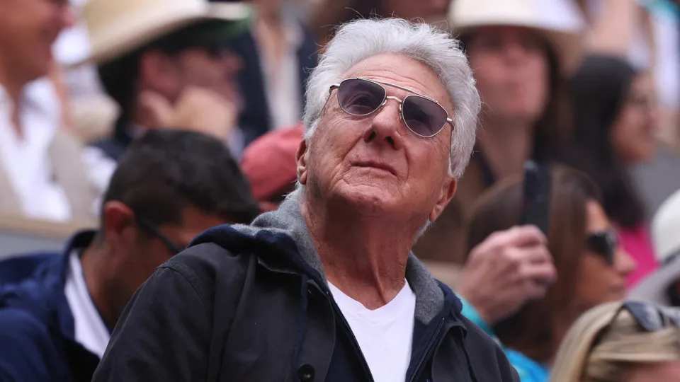 US actor Dustin Hoffmann looks on before attending the men's singles final match on day 15 of the French Open tennis tournament on Court Philippe-Chatrier at the Roland-Garros Complex in Paris on June 8, 2025. (Photo by ALAIN JOCARD / AFP) (Photo by ALAIN