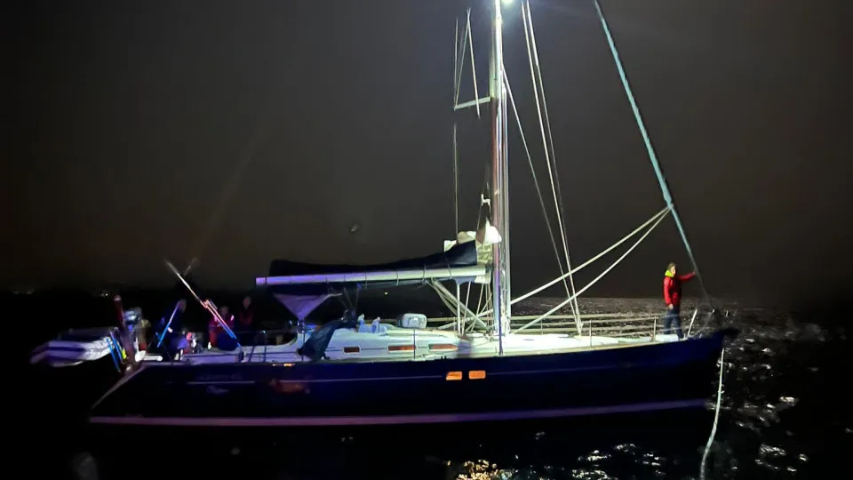 Ajuda a veleiro em Vila Nova de Milfontes