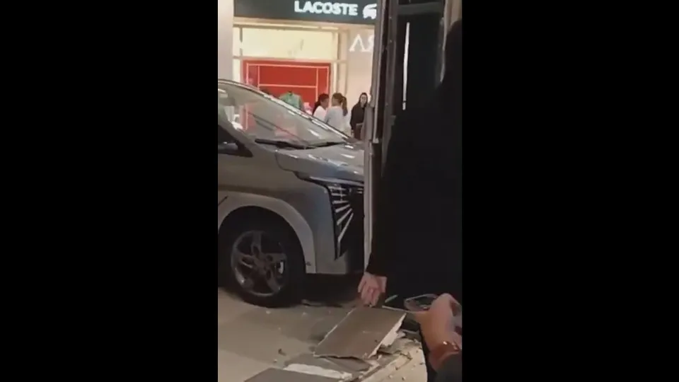 Menor entra em carro elétrico de 27 mil euros e vai contra joalharia