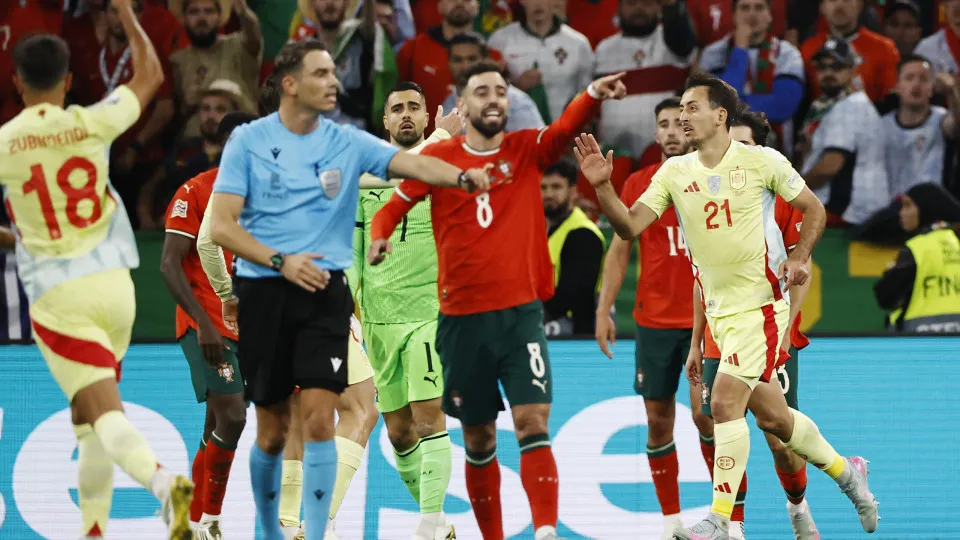 MUNCHEN - (L-R) referee Sandro Scharer, Bruno Fernandes of Portugal, Mikel Oyarzabal of Spain celebrate 1-2 during the UEFA Nations League final Portugal v. Spain at the Munich Football Arena on June 8, 2025 in Munich, . ANP | Hollandse Hoogte | MA
