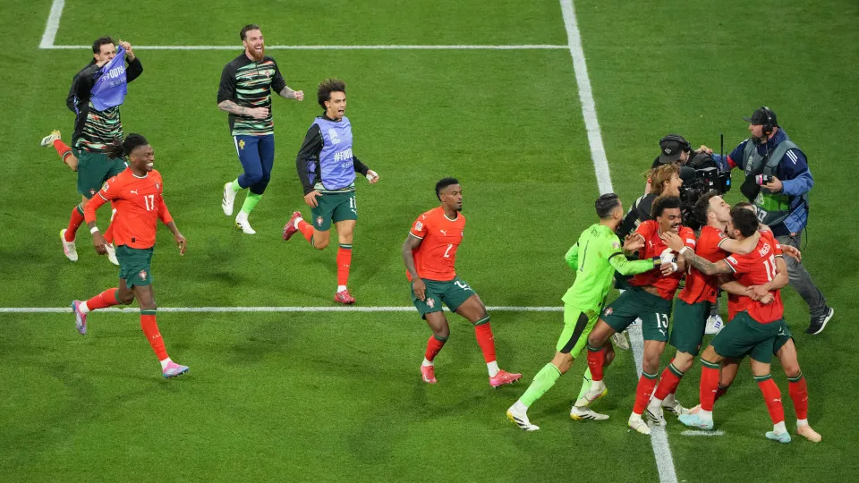MUNICH, GERMANY - JUNE 08: Players of Portugal celebrate after Ruben Neves of Portugal (obscured) scores their teams winning penalty during the UEFA Nations League 2025 final match between Portugal and Spain at Munich Football Arena on June 08, 2025 in Mu