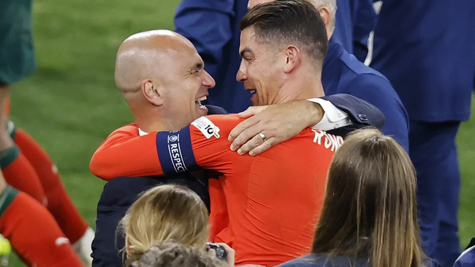 Portugal's forward #07 Cristiano Ronaldo (R) and Portugal's Spanish head coach Roberto Martinez hug to celebrate after winning the UEFA Nations League final football match between Portugal and Spain in Munich, southern Germany on June 8, 2025. (Photo by A