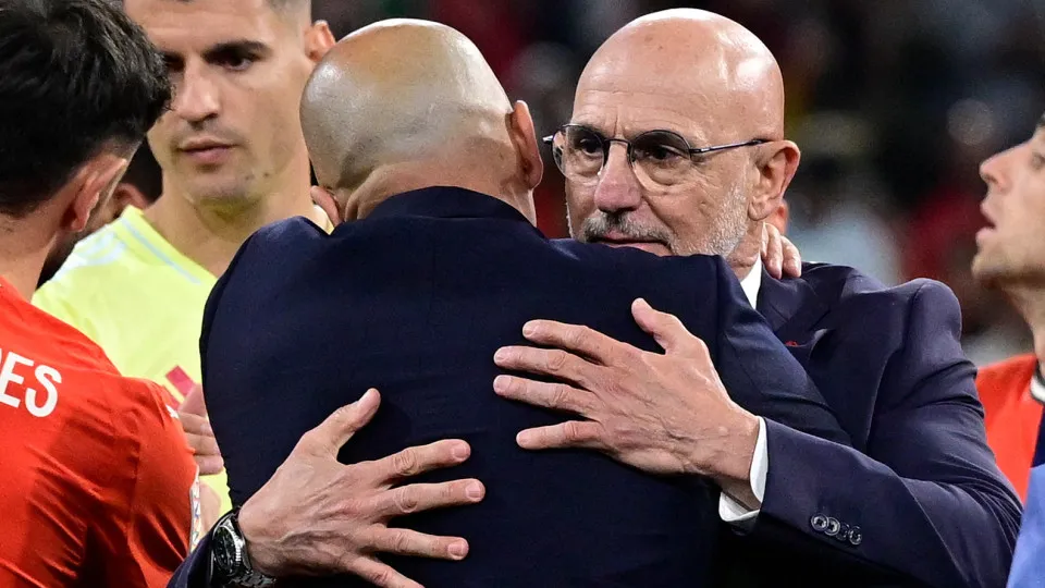 Spain's head coach Luis de la Fuente (R) and Portugal's Spanish head coach Roberto Martinez embrace after the UEFA Nations League final football match between Portugal and Spain in Munich, southern Germany on June 8, 2025. (Photo by John MACDOUGALL / AFP)