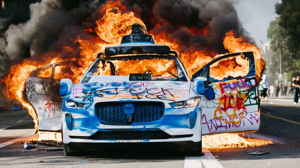 Carro Waymo arde nos protestos de LA.