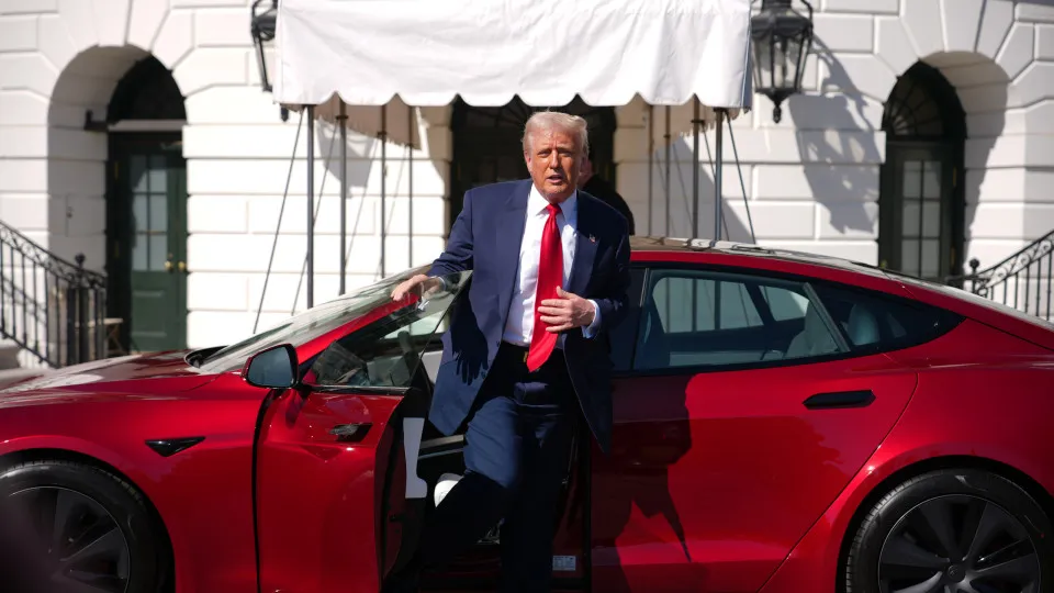 Donald Trump sai de um Tesla Model S.
