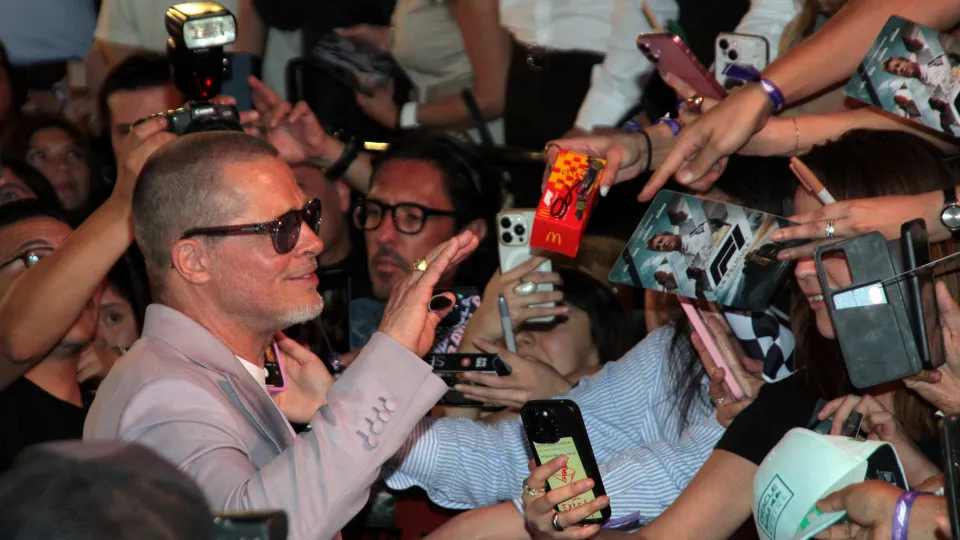 MEXICO CITY, MEXICO - JUNE 9: Brad Pitt attends fans, on the F1 movie Red Carpet at Parque Toreo on June 9, 2025 in Mexico City, Mexico.  (Photo by Medios y Media/Getty Images)