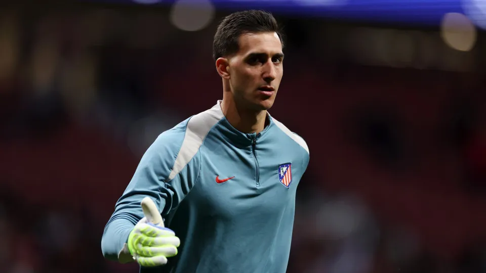 MADRID, SPAIN - APRIL 02: Juan Musso of Atletico de Madrid warms up during the Copa del Rey semifinal match between Atletico de Madrid and FC Barcelona at Riyadh Air Metropolitano on April 02, 2025 in Madrid, Spain. (Photo by Florencia Tan Jun/Getty Image
