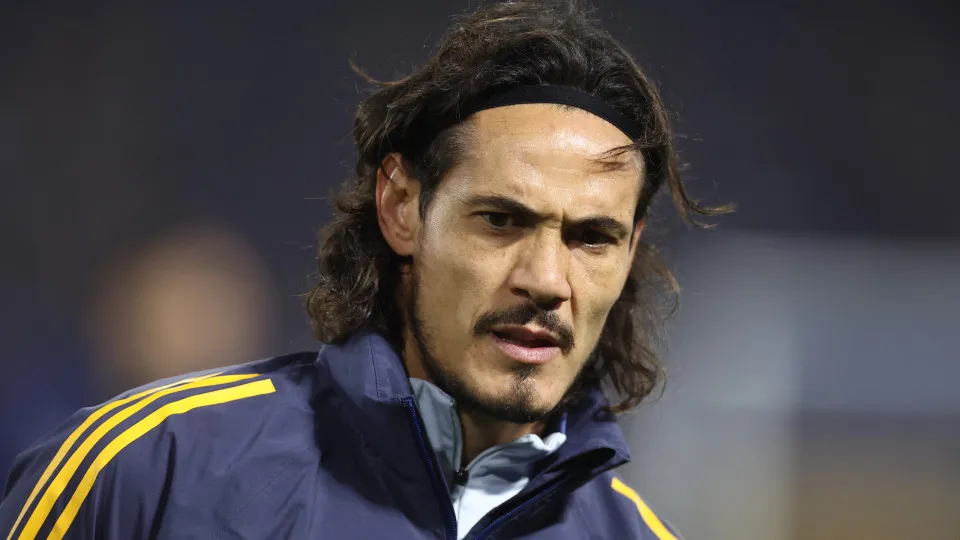 Boca Juniors' Uruguayan forward #10 Edinson Cavani gestures as he warms up before the Argentine Professional Football League 2025 Apertura Tournament quarter-final match between Boca Juniors and Independiente at La Bombonera stadium in Buenos Aires on May