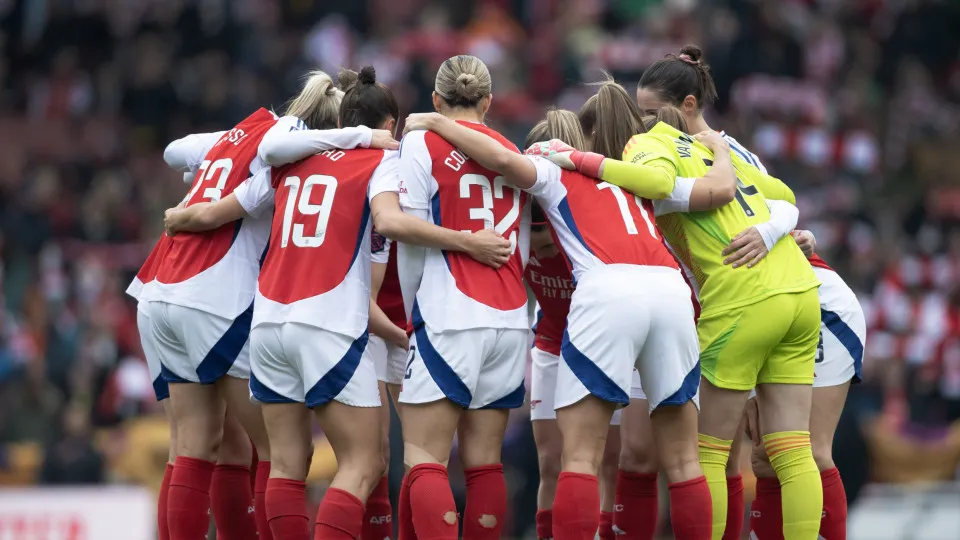 LONDON, ENGLAND - FEBRUARY 16: Arsenal form a team huddle prior to the Barclays Women's Super League match between Arsenal FC and Tottenham Hotspur FC at Emirates Stadium on February 16, 2025 in London, England.  (Photo by Visionhaus/Getty Images)