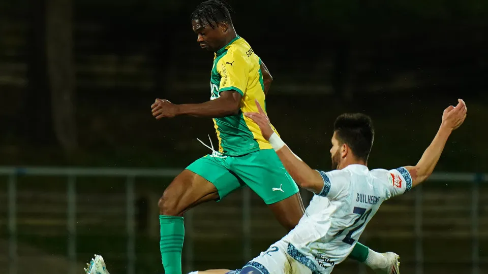 MAFRA, PORTUGAL - MARCH 31:  Friday Etim of CD Mafra with Guilherme Ferreira of FC Felgueiras in action during the Liga Portugal 2 Meu Super match between CD Mafra and FC Felgueiras at Estadio do Parque Desportivo Municipal de Mafra on March 31, 2025 in M