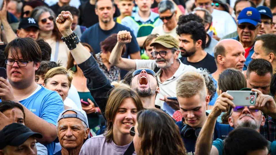 Milhares protestam em Budapeste em nome da resistência ao governo de Orbán
