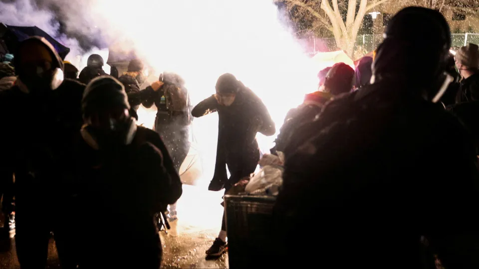 Confrontos entre manifestantes e polícia nas ruas de LA