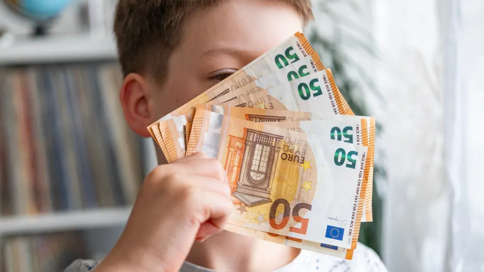 Afinal, até quando as crianças e jovens recebem abono de família?